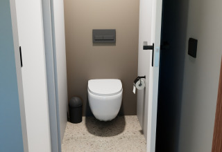 Moderne wc met zwevend toilet, afvalbakje en wc-rolhouder bij Wander Lodge, De Boshoek, Nederland.