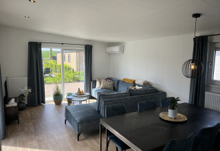 Lichte leefruimte in chalet Sea bass bij Vakantiepark de Zeeuwse Parel, Nederland, met modern interieur.