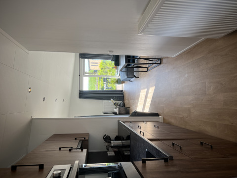 Modernes Chalet-Innenraum mit Küche und Wohnzimmer in Sea bass, Vakantiepark de Zeeuwse Parel, Niederlande.