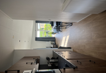 Interior moderno de chalet con cocina y sala en Sea bass, Vakantiepark de Zeeuwse Parel, Países Bajos.