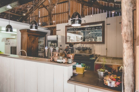 Bar rustico al Club Les Ormes, villaggio vacanze in Nouvelle-Aquitaine, Francia, con decorazioni in legno.