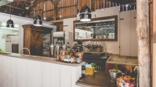 Rustik bar i Club Les Ormes feriepark i Nouvelle-Aquitaine, Frankrig med trædetaljer og barområde.