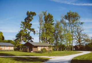 Feriepark Club Les Ormes i Nouvelle-Aquitaine, Frankrig, med moderne telte og grønne træer i solskin.
