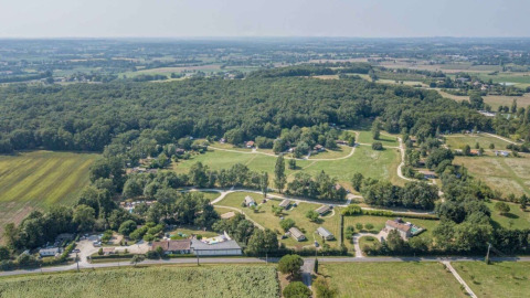 Luftfoto af Club Les Ormes feriepark ligger i det frodige landskab i Nouvelle-Aquitaine, Frankrig.