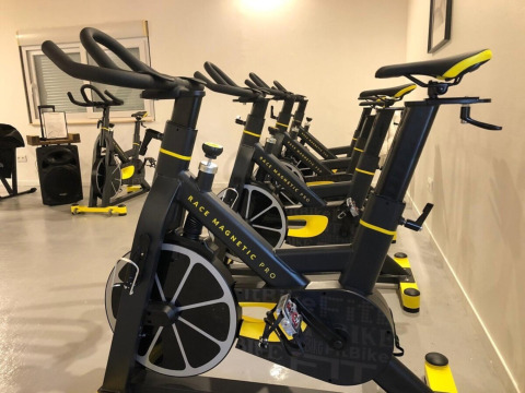 Vélos d’exercice en salle de sport au Club Les Ormes, Nouvelle-Aquitaine, France.