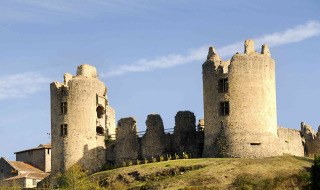 Et gammelt slot med runde tårne og nedbrudte mure nær St Etienne de Villeréal i Nouvelle-Aquitaine, Frankrig