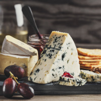 Ostebord med blåskimmelost, brie, kiks, druer og valnødder, fotograferet nær St Etienne de Villeréal.