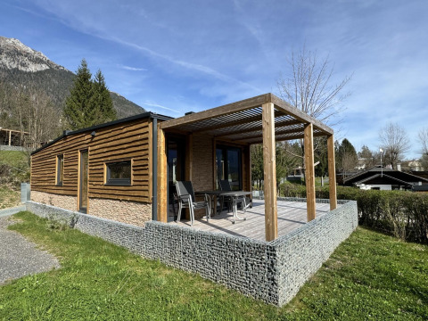 Vista exterior de Panorama Lodge en Pressegger See, Austria, con terraza de madera y entorno natural.