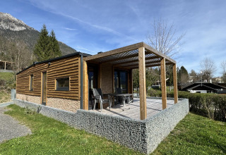 Vista exterior de Panorama Lodge en Pressegger See, Austria, con terraza de madera y entorno natural.