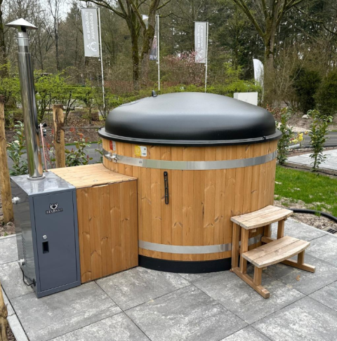 Bañera de hidromasaje exterior de madera y sauna en Veluwepark de Bosgraaf, Essenburgh, Países Bajos.