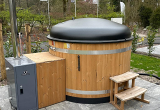 Bañera de hidromasaje exterior de madera y sauna en Veluwepark de Bosgraaf, Essenburgh, Países Bajos.