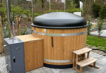 Udendørs vildmarksbad med træbeklædning og sauna ved Veluwepark de Bosgraaf, Essenburgh, Holland.