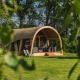Safari telt Tent lodge XL + sanitetsfaciliteter på Holiday Resort 't Schuttenbelt, Holland, omgivet af grøn natur.
