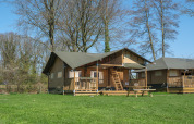 Safari teltet Ranger Lodge i Recreation Park Den Blanken, Holland, vises omgivet af grønne områder.