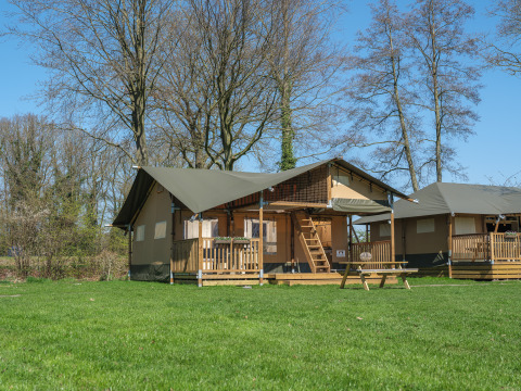 Safari teltet Ranger Lodge i Recreation Park Den Blanken, Holland, vises omgivet af grønne områder.