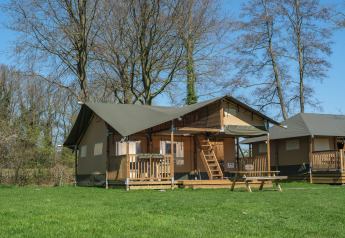 Tenda safari Ranger Lodge con veranda nel Recreation Park Den Blanken, Paesi Bassi, in una giornata soleggiata.