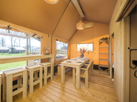 Interior de la tienda safari Ranger Lodge con muebles de madera en Recreation Park Den Blanken, Países Bajos