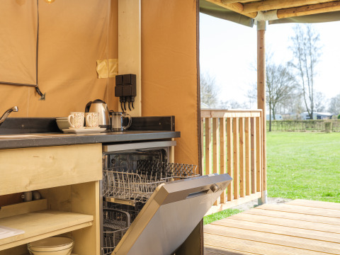 Indvendig visning af køkkenet i Ranger Lodge safariteltet med opvaskemaskine på Recreation Park Den Blanken.