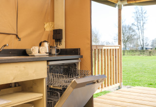 Indvendig visning af køkkenet i Ranger Lodge safariteltet med opvaskemaskine på Recreation Park Den Blanken.