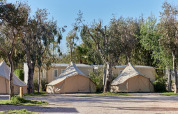 Glamping Bell Tent Balsa im TAIGA Delta de l'Ebre, Spanien, mit Bäumen und Sonnenschein.
