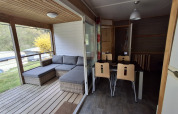 Indendørs udsigt fra Chalet Pauline ved Centre de Vacances Tariche med spisebord og udendørs terrasse.