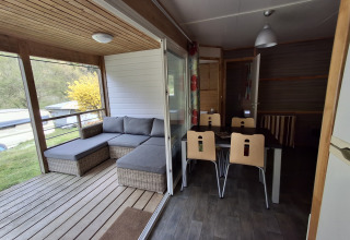 Binnenzicht van Chalet Pauline bij Centre de Vacances Tariche met eetruimte en terras met zithoek.