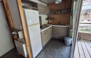 Moderne køkken i Chalet Pauline, Centre de Vacances Tariche, Schweiz, med træfinish og apparater.