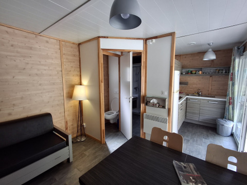 Indretning af Chalet Pauline ved Centre de Vacances Tariche i Schweiz, moderne køkken og opholdsstue.