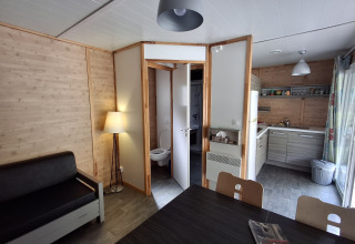 Indretning af Chalet Pauline ved Centre de Vacances Tariche i Schweiz, moderne køkken og opholdsstue.