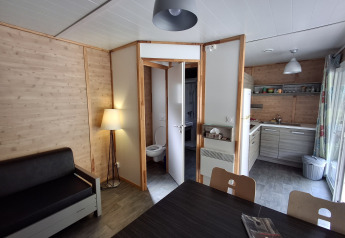 Indretning af Chalet Pauline ved Centre de Vacances Tariche i Schweiz, moderne køkken og opholdsstue.