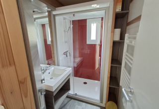 Moderne badkamer in Chalet Pauline bij Centre de Vacances Tariche in Zwitserland, met douche en lavabo.