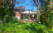 Chalet confort (flodudsigt) ved Centre de Vacances Tariche i Schweiz omgivet af frodige grønne træer.