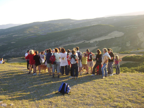 Eine Gruppe von Menschen genießt die Aussicht bei Flower Camping La Rivière in Provence-Alpes-Côte d’Azur, Frankreich.