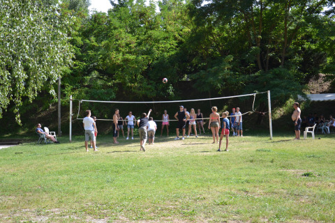 Des personnes jouent au volley-ball au Flower Camping La Rivière, en Provence-Alpes-Côte d’Azur, France.