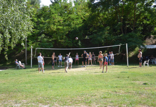 Menschen spielen Volleyball im Flower Camping La Rivière-Ferienpark in Provence-Alpes-Côte d’Azur, Frankreich.