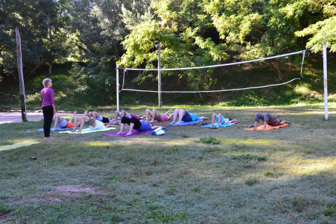 Sessione di yoga all'aperto a Flower Camping La Rivière, Provenza-Alpi-Costa Azzurra, Francia.