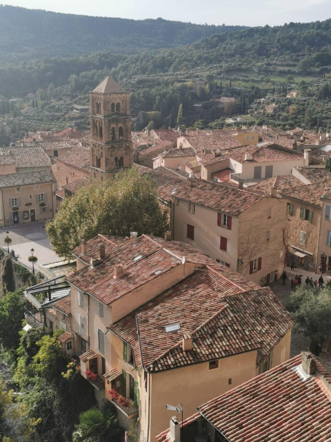 Blick auf Flower Camping La Rivière in Provence-Alpes-Côte d’Azur, Frankreich, mit historischen Ziegeldächern.