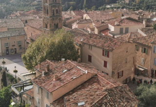 Uitzicht op Flower Camping La Rivière in Provence-Alpes-Côte d’Azur, Frankrijk, met oranje pannendaken.