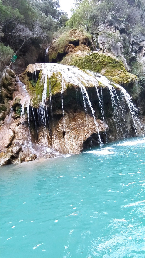 Cascada con agua turquesa y rocas cubiertas de musgo cerca de Saint-Maime en Provence-Alpes-Côte d’Azur, Francia.