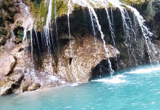 Cascata con acqua turchese e rocce ricoperte di muschio vicino a Saint-Maime in Provenza-Alpi-Costa Azzurra, Francia.