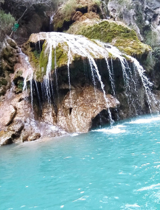 Cascada con agua turquesa y rocas cubiertas de musgo cerca de Saint-Maime en Provence-Alpes-Côte d’Azur, Francia.