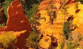 Impresionantes formaciones de roca ocre y vegetación cerca de Saint-Maime, en Provenza-Alpes-Costa Azul, Francia.