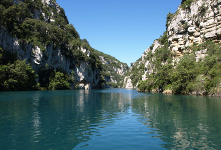 Vista de un río rodeado de acantilados y vegetación cerca de Saint-Maime, en Provence-Alpes-Côte d’Azur, Francia.