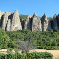 Formaciones rocosas puntiagudas y paisaje verde cerca de Saint-Maime en Provence-Alpes-Côte d’Azur, Francia.