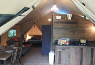 Indvendigt billede af Lodge on stilts Confort på Flower Camping La Rivière, med køkken og spisebord.