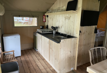 Kleine houten keuken in een safaritent bij Summer Lodge, Beerze Bulten, Nederland, volledig uitgerust.