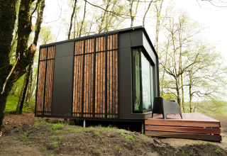 Cabina Nokken NKN-18 en Wilsumer Berge, Alemania, con exterior moderno de madera rodeada de naturaleza.