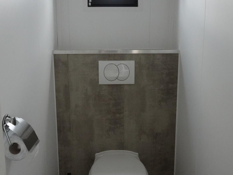 Moderno interior de baño en Comfort Chalet del Veluwepark de Bosgraaf, Países Bajos, con cisterna doble.