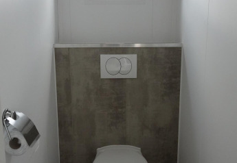Interno bagno moderno al Comfort Chalet di Veluwepark de Bosgraaf, Paesi Bassi, con doppio scarico.
