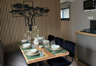 Essbereich im Veluwe Chalet im Veluwepark de Bosgraaf, Niederlande, modern eingerichtet und gedeckt.